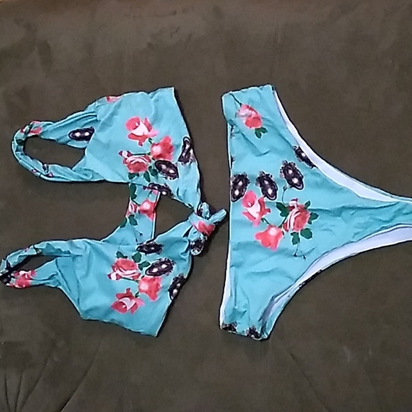 Bikini - Picture 2 of 4